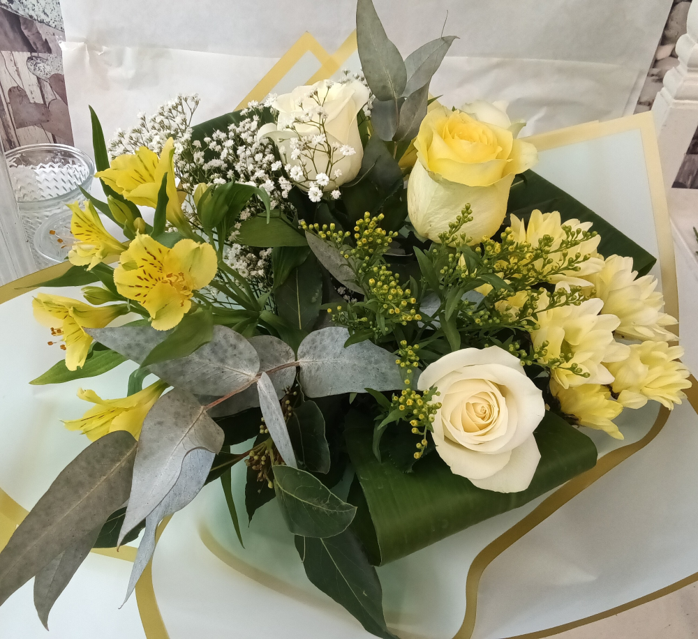Summer Sunshine - Fresh Yellow and White flower bouquet